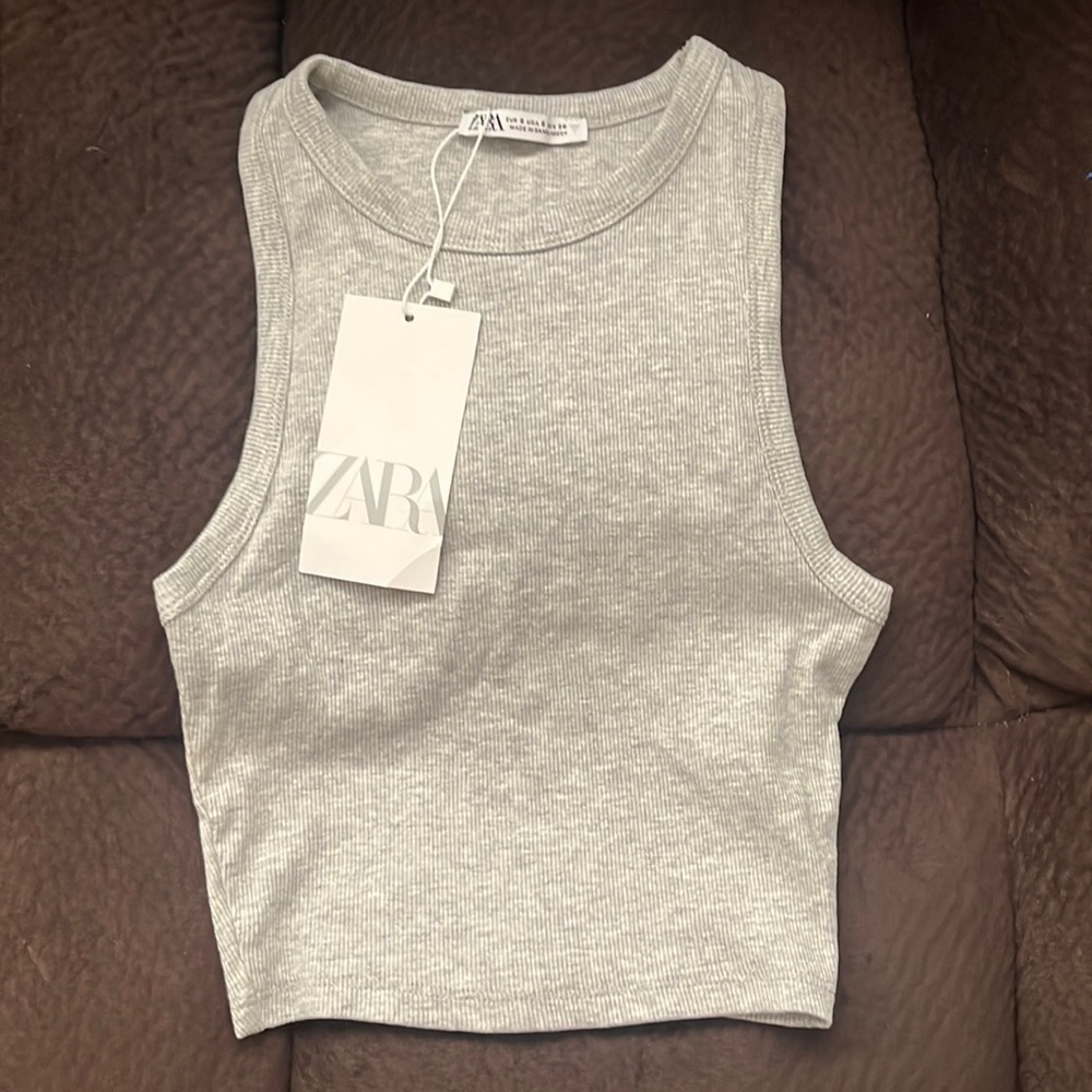 I’m selling a Zara tank top size small color, gray